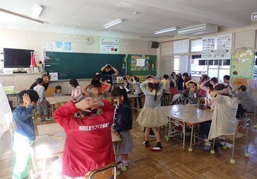 1年生:地域の方とカルタ遊び。