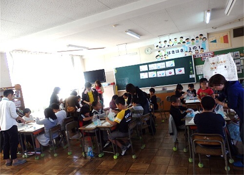 3年生:地域の方と入浴剤作り。
