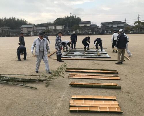 2.5Mの竹を井形に組みます