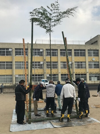 井形の中央に最長の竹を建てる