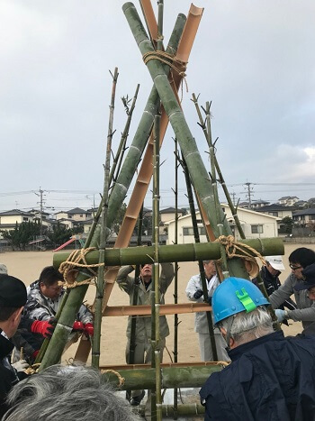 横渡しに小竹を縦に固定
