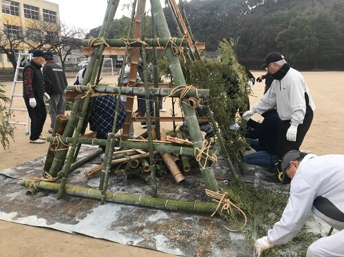 周囲に笹の葉を飾り付け