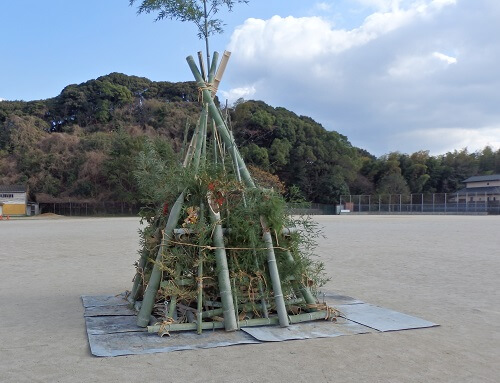 門松の竹を周囲に飾って終了