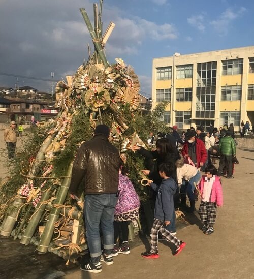 竹やぐらに親子で飾り付け