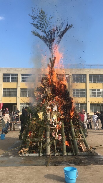 どんど焼き燃え上がる様子