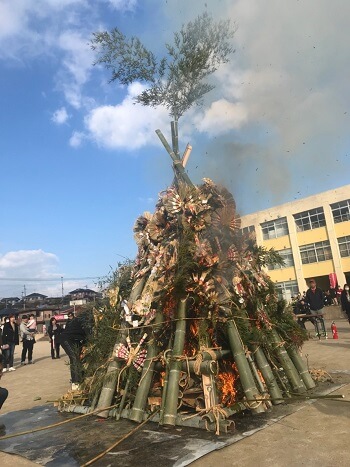 どんど焼き燃え上がる様子