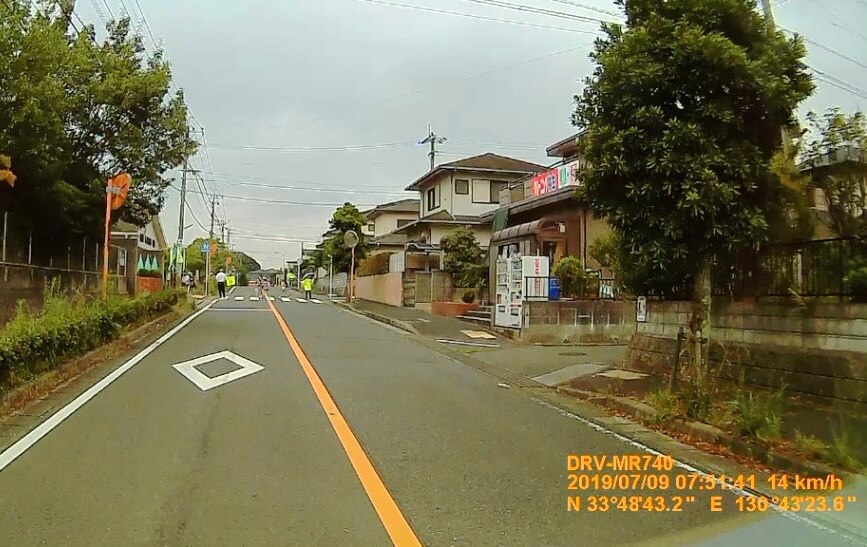 中間西小学校正門前の横断歩道を渡る子どもたちの写真