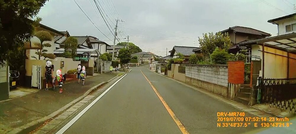 弥生2丁目通学路を登校する子どもたちの写真