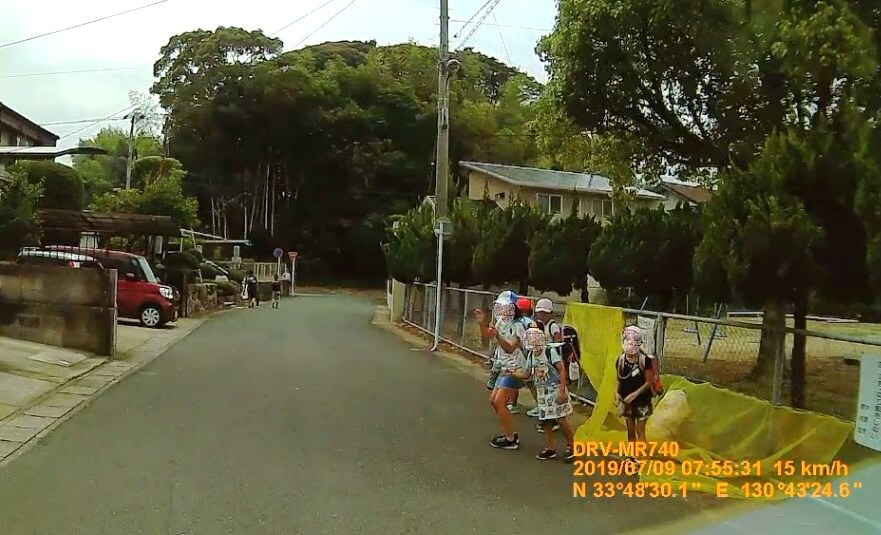 大辻町を通学する子どもたちの写真
