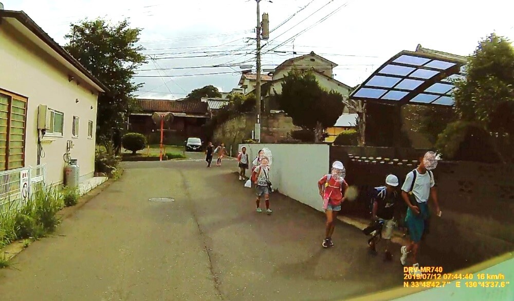 深坂1丁目通学路、深坂公民館横を通学する子どもたちの写真