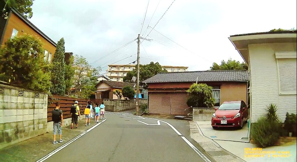深坂点滅信号から西小学校に向かう子どもたちの写真