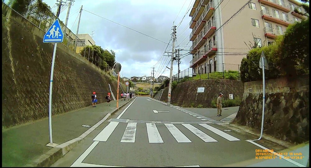 西小学校北側通学路を登校する子どもたちの写真
