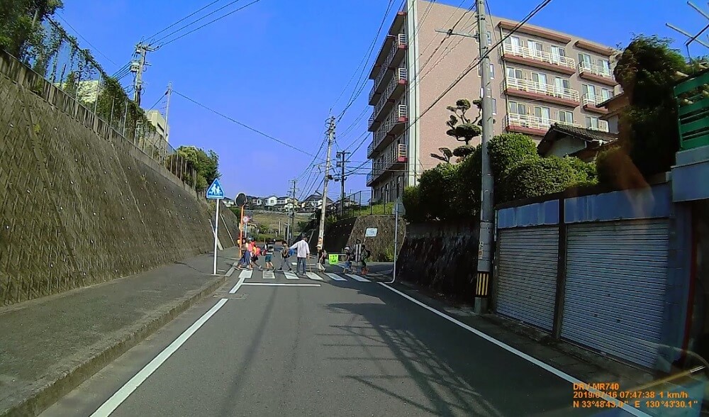 西小学校北側通学路を登校する子どもたちの写真