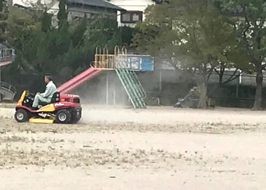 乗用草刈り機で刈っている写真