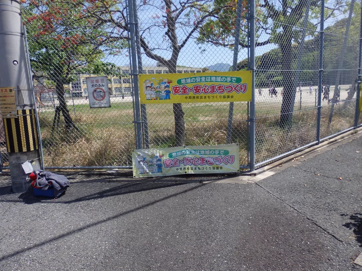 更新後の横断幕。その下に更新前の横断幕の写真