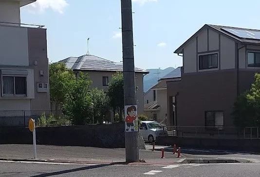 更新後の看板が電柱に掲示されている様子