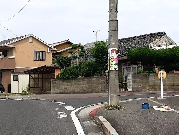 更新前の看板が電柱に掲示されている様子