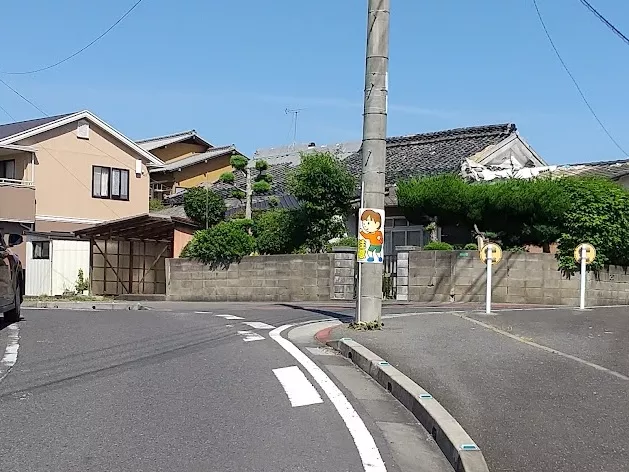 更新前の看板が電柱に掲示されている様子