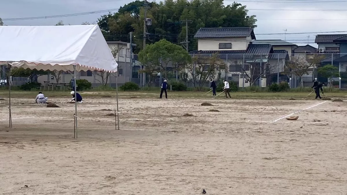 刈った草を集積にしている様子