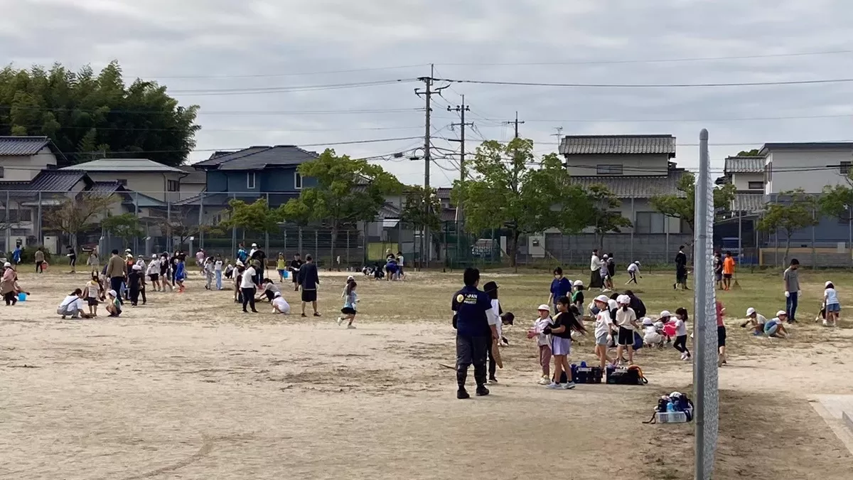 親子一緒に除草している様子