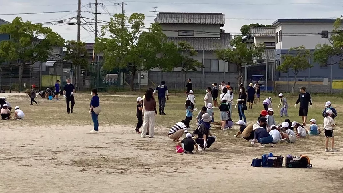 親子一緒に除草している様子