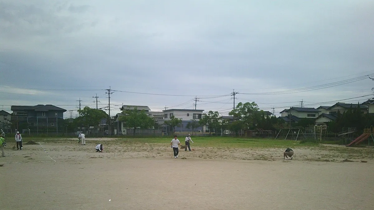 グランドの草を刈っている様子