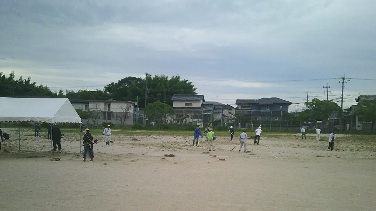 グランドの草を刈っている様子