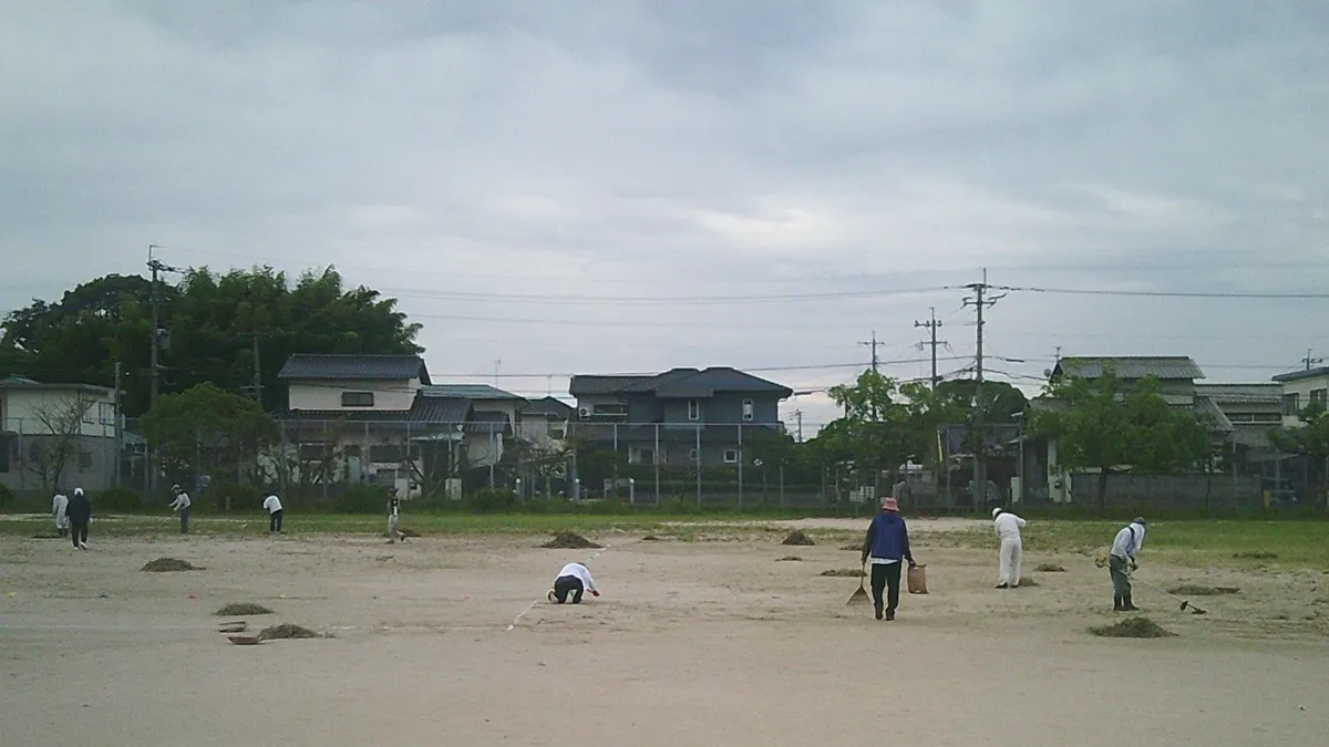 刈った草を集積にしている様子