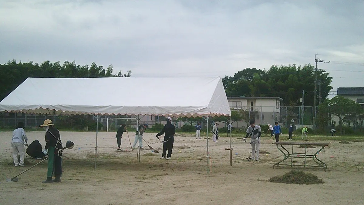 刈った草を集積にしている様子