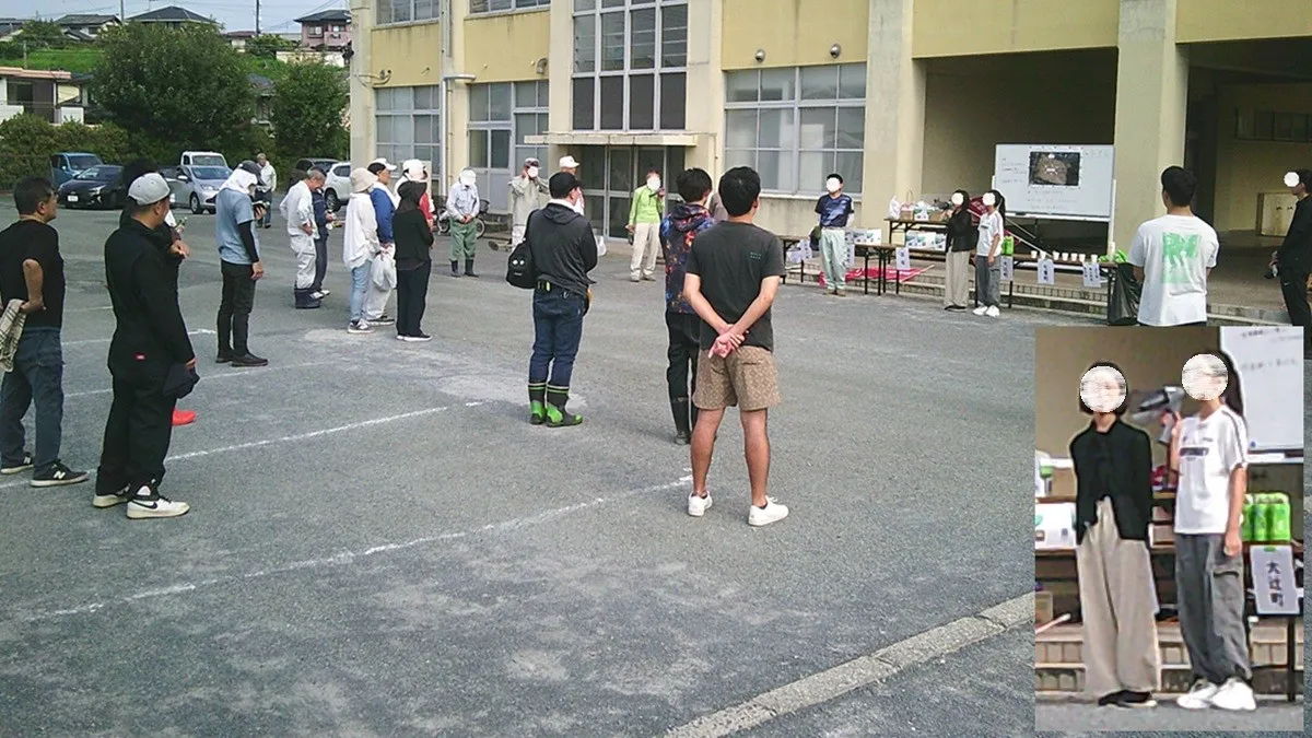 6年生二人が地域の方へお礼を言っている様子