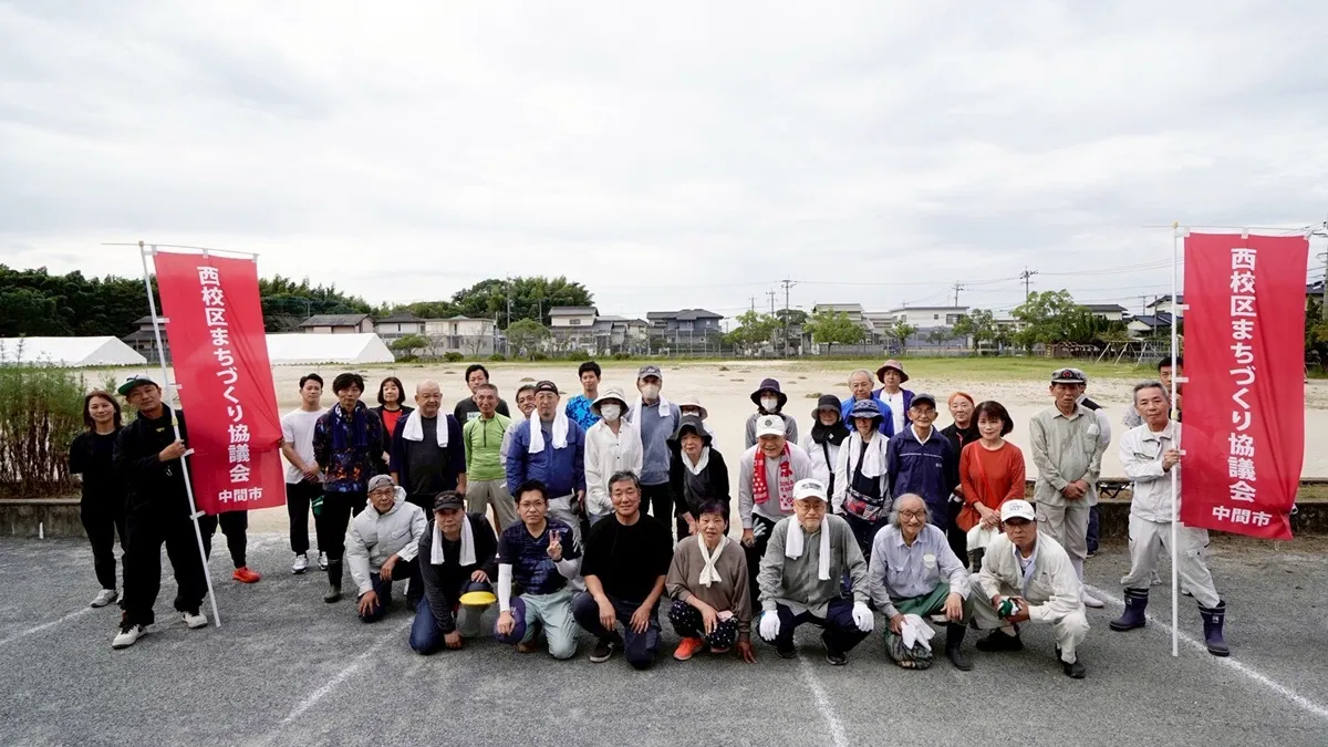 グランドをバックに撮影