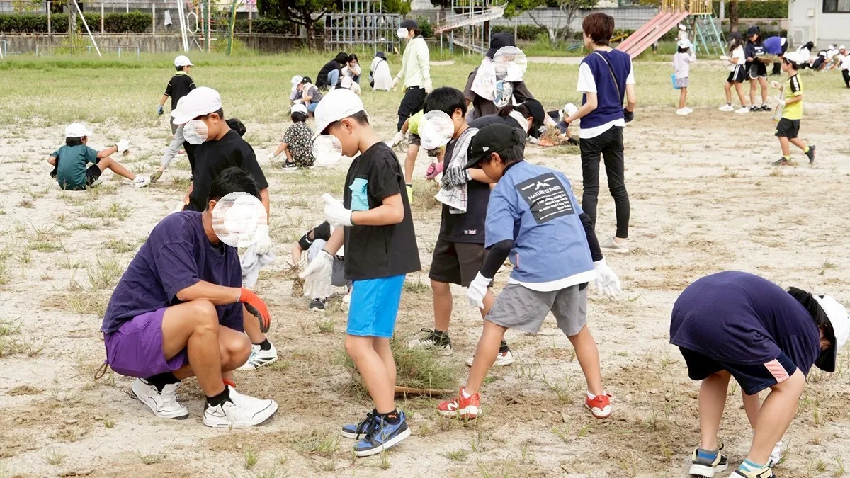 親子一緒に除草している様子