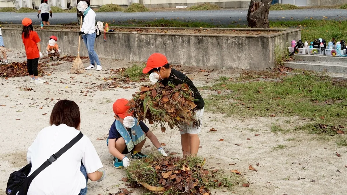 親子一緒に除草している様子