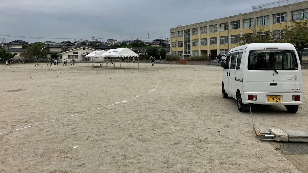 軽バンでレーキを曳いている様子