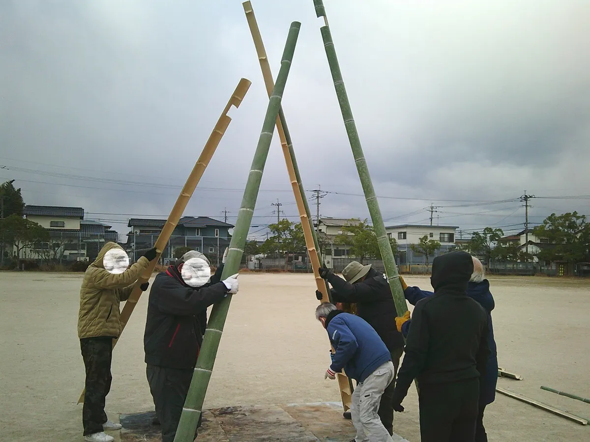 4本の竹を立て掛けている様子