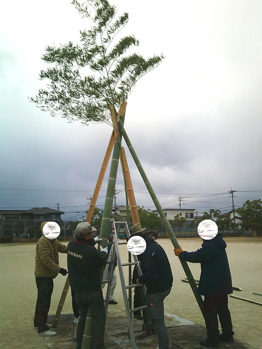 飾り竹を宛がっている様子