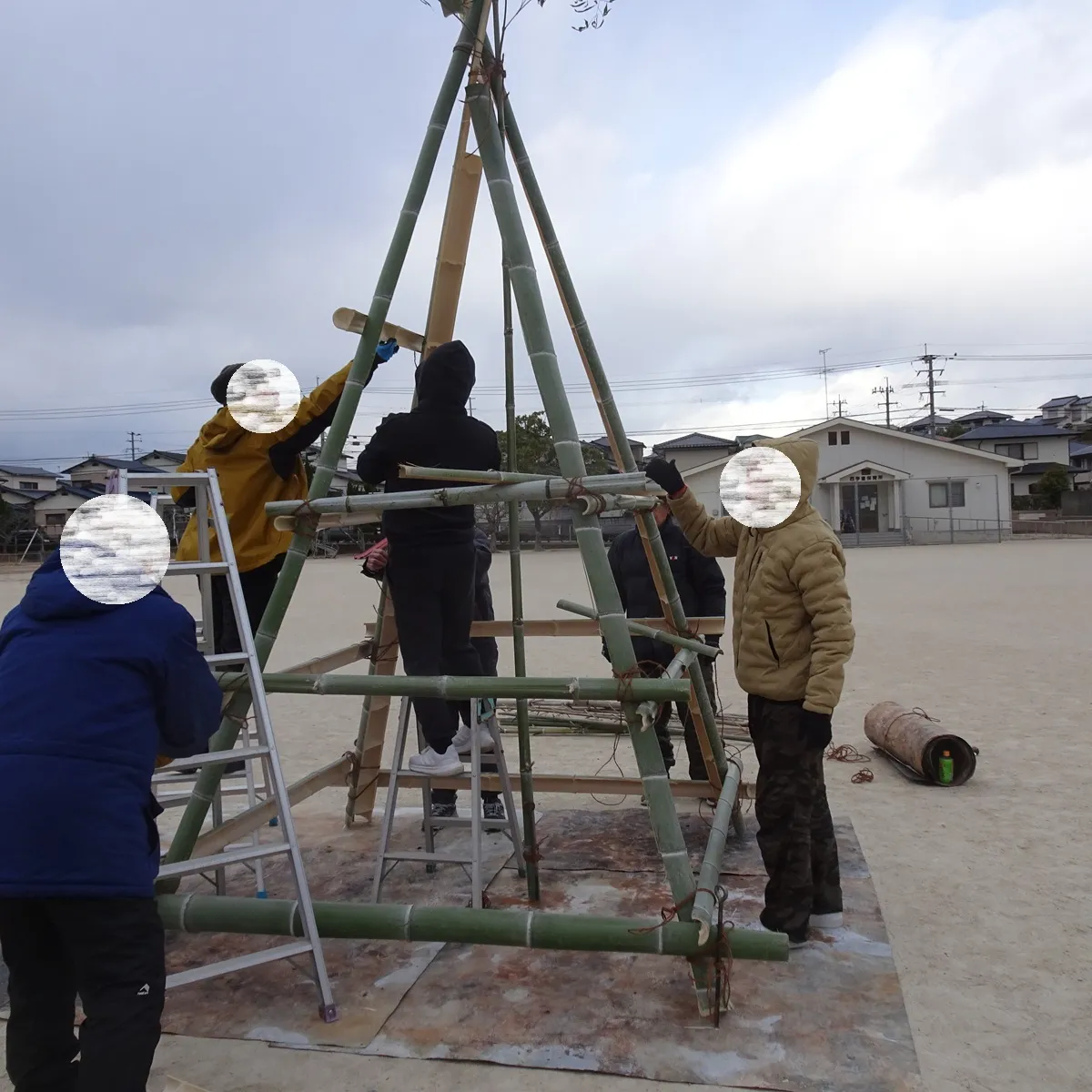 四角の竹を横竹でつないでいる様子