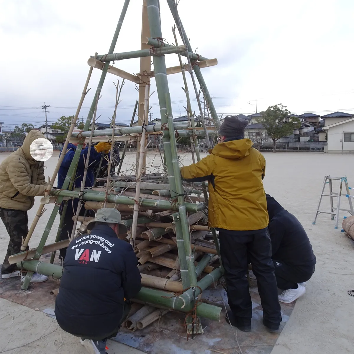 細竹を固定している様子