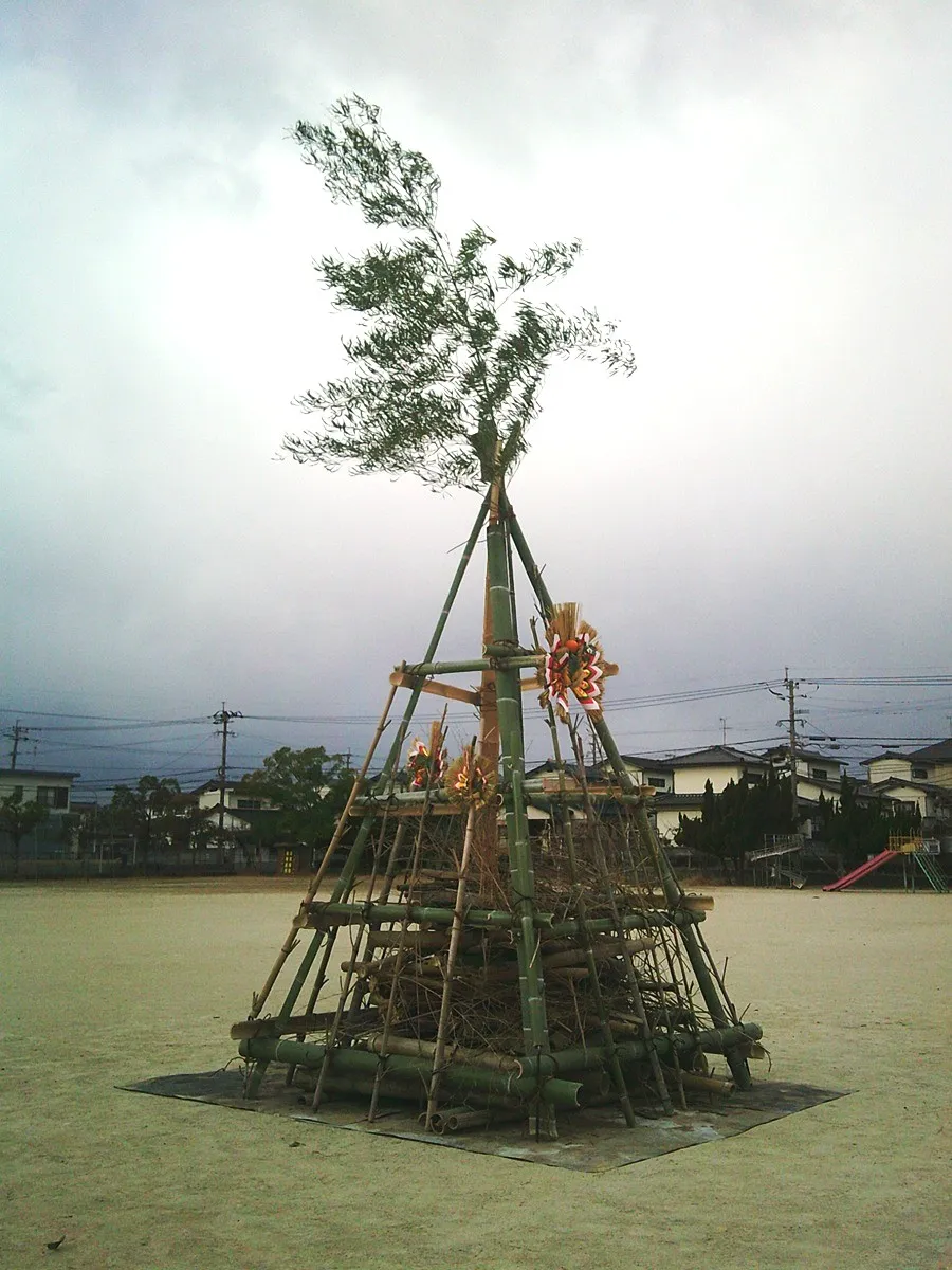 細竹を固定している様子