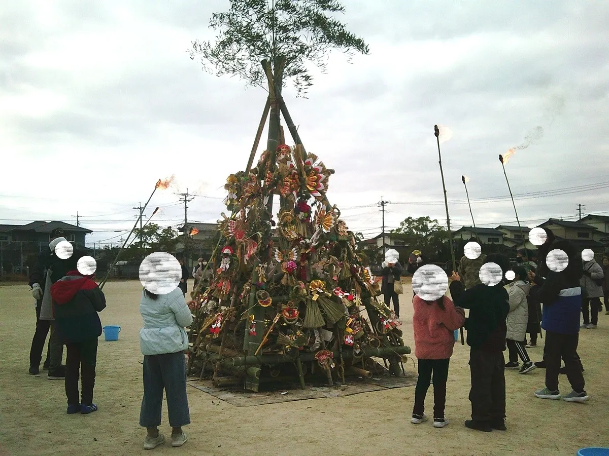 火の付いた竹を持ち並んでいる様子