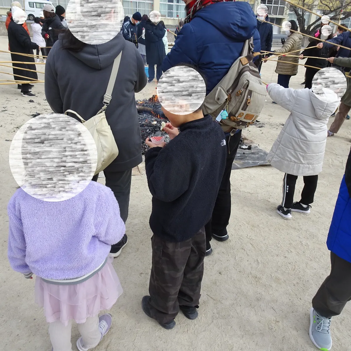 子どもが餅を食べている様子